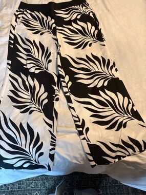 White House Black Market Black and White Printed Trousers